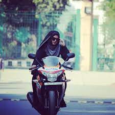Story Meet The Hijabi Biker Who Rides For A Cause Bucket List Woovly Hijabi Hijabi Girl Arab Girls Hijab