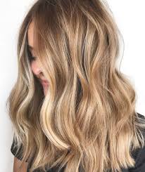 delicious caramel bronde waves blonde haare mit strahnen balayage frisur frisuren