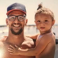 🚨 Le Real Madrid a choisi son nouveau numéro 🔟 Après le départ de Luka  Modric, le mythique numéro va changer d'épaules. Selon @marca, c'est Kylian  Mbappé qui devrait l'hériter. 👉 Le