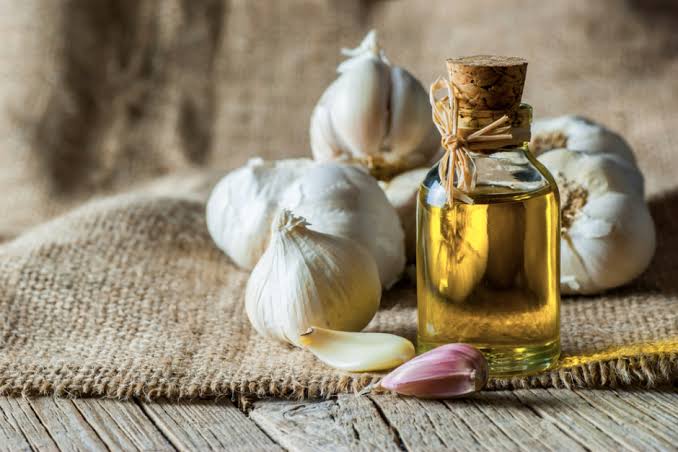 2 cách làm tinh dầu tỏi giúp dưỡng da, tóc và trị các chứng viêm -