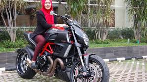 Loh kan aku pacar kamu kok malah aku yang dimarahin. Sebenarnya Sah Sah Aja Cewek Mengendarai Motor Cowok Tapi Kok Sering Dianggap Cewek Nggak Bener Ya