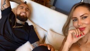 A pocos días de que se confirmara su romance con arturo vidal, sonia isaza vuelve a revolucionar las redes sociales con un especial mensaje dedicado al volante del barcelona tras la derrota frente al liverpool en semifinales de champions league. Arturo Vidal Y Su Novia Sonia Isaza Terminaron Su Relacion Diversas Senales Muestran Un Quiebre Guioteca
