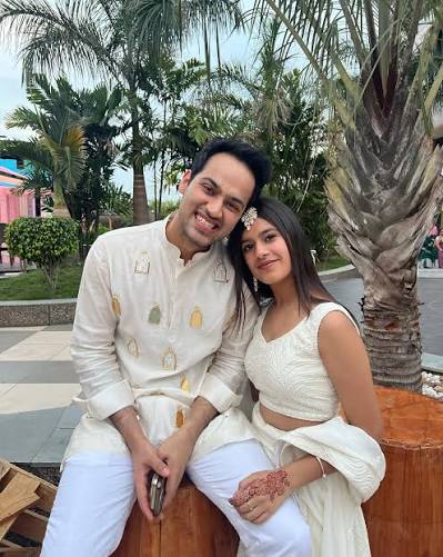 Here's the dump part 1 from my sister's wedding last month. 1. This kurta  for me was an impulse buy, it was love, at first sight, 😋 what do you  think? 2.