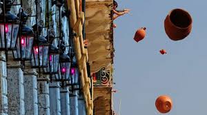 Πάσχα κέρκυρα το παραδοσιακό έθιμο ρίψης μπότηδων! Kerkyra Ena Ta3idi Ston Apolyto Pasxalino Proorismo Binteo Fwto