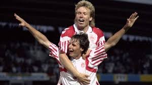 El ex jugador de la selección de dinamarca, lars elstrup, interrumpió el duelo entre randers y silkeborg. 25 Anos De La Dinamarca Campeona De Europa Sphera Sports