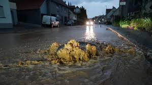 Nach einem schweren unwetter wurden mehrere laptops und funkgeräte durch wasser beschädigt. Unwetter In Rheinland Pfalz Uber 260 Einsatze Bahnstrecke Gesperrt