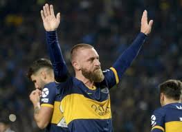 Daniele de rossi, boca juniors ile 8 aylık sözleşme imzaladı ve 500 bin euro kazanacak. Italy Legend De Rossi Scores On His Debut For Boca Juniors The42