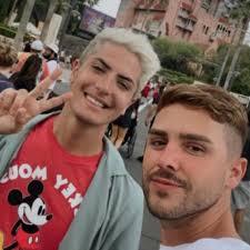 Lo veía una vez a la semana y teníamos sexo, pero él se iba... Un día me  dio un ataque, me volví loco, él llamó a mis papás y me internaron al