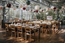 Im grünen wald gab es auch viele reife rote beeren. Glashaus Hochzeit Draussen Im Wald In 2020 Hochzeit Draussen Hochzeitszeremonie Draussen Hochzeit Wald
