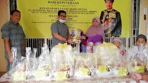 There are only nine states that have sultans : Iftar Distribution On The Birthday Of Terengganu Sultan Of Malaysia Probashir Diganta