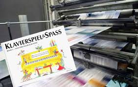 Es sind fämilie, freunde, beruf und liebe, schule und note, die suche nach dem sinn des lebens und dem eigenen stellenwert in der gesellschaft. Diese Lieder Spielen Wir In Band 3 Klavierspiel Spab