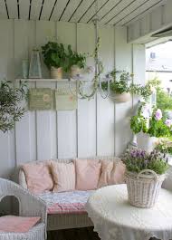 Balkon Shabby Chic Stil Kronleuchter Rattan Sitzbank Rosenmuster Spitzendecke Shabby Chic Veranda Landhaus Dekoration Veranda Dekoration