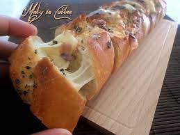 Per preparare la baguette ripiena raccogliete in una ciotola il tonno ben sgocciolato e schiacciatelo con una forchetta. Baguette Ripiena E Filante