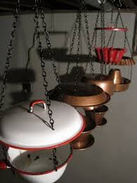 Recycle Those Old Enamel Pots And Pans Or The Copper Pie Plates Dekorirovanie Interera Kormushka Dlya Ptic Samodelnye Kormushki