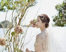 スレンダーラインのウェディングドレスに おすすめの髪型22選 結婚式準備はウェディングニュース ウェディング ウェディングドレス ナチュラル ウェディングドレス スレンダー