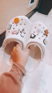 Aesthetic Black Crocs With Charms Vsco Brookeatompkins Cute Shoes Crocs Shoes