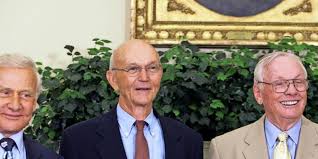 Neil armstrong was an american astronaut and the first person to walk on the moon. Armstrong Aldrin Collins Was Wurde Aus Den Mannern Von Apollo 11