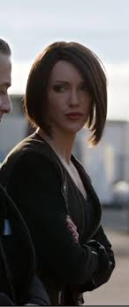  Katie Cassidy Arrow She Looks Great In Shorter Brown Hair Brown Eyes Black Hair Katie Cassidy Hair Katie Cassidy