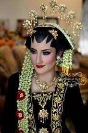 Dalam acara akad nikah dengan adat jawa ini pula, ibu dari mempelai pria maupun mempelai wanita tidak mengenakan giwang atau subang. 56 Ide Pengantin Jawa Solo Pengantin Perkawinan Pernikahan