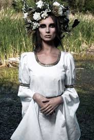 Ceaiul de sanziene, fie albe sau galbene, este cunoscut pentru numeroasele beneficii pe care le aduce asupra organismului. 18 Sanziene Ideas Rusalii Rochie Cu Maneci Lungi SticlÄƒ De ApÄƒ