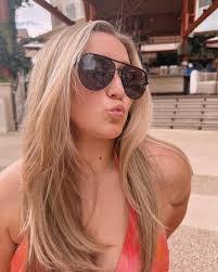 Amanda Cavicchi's Instagram, Twitter & Facebook