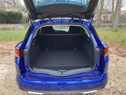 Kia a lancé il y a maintenant un an la troisième génération de sa compacte, la ceed, qui a perdu pour l'occasion son apostrophe. Comparaison Video Kiaceed Sw Plug In Hybrid Vs Renault Megane Estate E Tech Plug In Hybrid Trendy Break France News Live