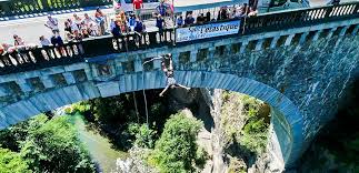 Sautez depuis la plus haute plateforme de saut à l'élastique d'amérique latine vivez deux fois plus de plaisir avec ce combo saut à l'élastique et fronde ressentez le frisson de l'adrénaline traverser votre corps et le vent dans vos cheveux Saut A L Elastique
