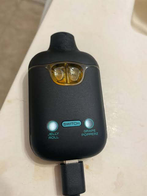 Emballage officiel et port USB-C du Boutiq Switch V4 Pina Colada x Blueberry 2G Dual Tank Vape jetable