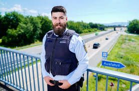 Lebensjahres muss das kind sich zwischen der deutschen und der. Polizisten Ohne Deutschen Pass So Ergeht Es Bei Der Polizei Beschaftigten Auslandern Baden Wurttemberg Stuttgarter Nachrichten