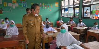 Administrasi yang baik tetap harus membuat surat pernyataan bahwa orang tua / wali murid memberikan izin untuk mengikuti pembelajaran tatap muka. Sekolah Tatap Muka Di Kota Serang Orang Tua Diwajibkan Tanda Tangan Surat Pernyataan Rmolbanten Com