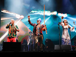 Music video by tribalistas performing velha infancia (2004 digital remaster). Brown Sobre Disco Ao Vivo Dos Tribalistas A Mpb Influencia A Musica Pop Atual 15 03 2019 Uol Entretenimento