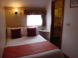 Double Bed For Small Bedroom Small Bedroom Bed Small Bedroom Bedroom Ideas For Small Rooms Cozy