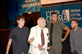 Giuliano montaldo, andrea carpenzano, antonio bruni, antonio gerardi, donatella un film di una freschezza straordinaria, che tratta con leggerezza ma in modo tutt'altro che superficiale due mondi ormai lontani: Commozione E Gioia Con Giuliano Montaldo E Francesco Bruni A Chiusura Della Rassegna Estiva L Isola Del Cinema Rb Casting