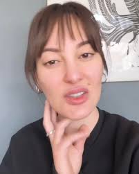 الممثلة التركية مينة كيليتش ترفع دعوي قضائية علي متابعي مسلسل المدينة  البعيدة 😮 #المدينة_البعيدة #uzakşehir