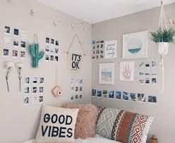 Ein Shabby Chic Teenager Zimmer Mit Vielen Sachen Die An Den Wanden Hangen Ideen Fur Teenager Zimmer Teenager Zimmer Dekoration Fur Zimmer