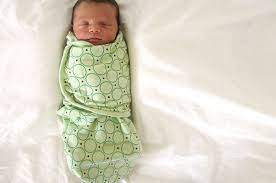 Selain baju bayi, tentu masih banyak perlengkapan bayi lainnya yang harus disiapkan. Kapan Harus Berhenti Membedong Bayi Nakita