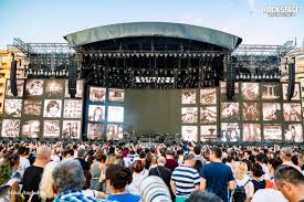 Pentru mai bine de două ore, rockerii vor face să răsune piața constituției, la opt ani de când au poposit pentru prima dată la noi în țară. Poze Concert Bon Jovi In Piata Constitutiei Din Bucuresti 2019 Rockstage Romania Informatii De Actualitate Din Lumea Muzicala