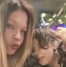 Hola, el día de hoy 20 de diciembre perdí mi cartera completa en el  colectivo 722 con toda la documentación, celular, llaves todo estaba  adentro de mi cartera (color negra), por favor