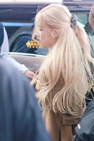 Her commitment to bleached hair. Pin By On Rose Blackpink Airport Style Rose Blonde Rose Blonde Hair Hairstyles Blackpink