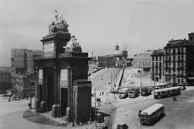 La Puerta De Toledo Y La Gran Via De San Francisco Inaugurada En 1961 Como Avenida De Los Reyes Catolicos Foto D Fotos Antiguas Madrid Fotos Antiguas Fotos