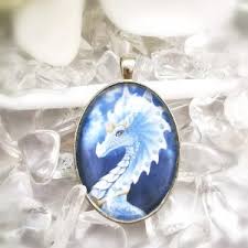 Since 2010 she has led workshops to acquaint people with the energy of dragons and with avalon. Arana Fader Bibelole Drachenschmuck Aurasprays Kaufen