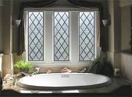 Rautenformiges Badezimmerfenster Aus Buntglas Bietet Privatsphare Ohne 2019 Rautenformiges Badezimmerfenster Glas Badezimmer Bleiglasfenster Dekorative Fenster