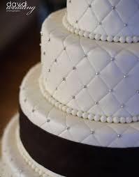 Pin De Sherri Revives En Wedding Pastel De Bodas Blanco Bizcochos De Boda Tortas De Bodas