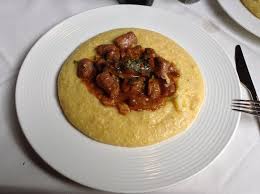 Disponete la polenta nel piatto, aggiungete funghi e salsiccia, cospargete con prezzemolo tritato, decorate con una fogliolina di prezzemolo e servite. Polenta Salsiccia E Funghi Porcini Considerando Che Il Piatto E Grande Tipo Quello Della Pizz Photo De Dir Und Don Alagna Valsesia Tripadvisor
