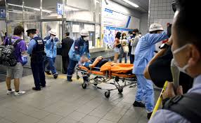小田急線車内 男が刃物で切りつけ乗客9人けが 容疑者確保 | nhk：2021年8月6日 23時12分 警察：容疑者は20代 事件からおよそ1時間半後の6日午後10時ごろ 東京 杉並区内のコンビニ店で「今、ニュースに出ている… Ny4ggk9dzrmxzm