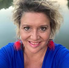 What hair color and style would suit me best?