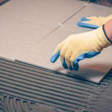 Flexkleber, fliesen, fliesen auf fliesen, fliesenkleber, tiefgrund. Fliesen Uberputzen So Verschwinden Alte Wandfliesen Unter Dem Putz