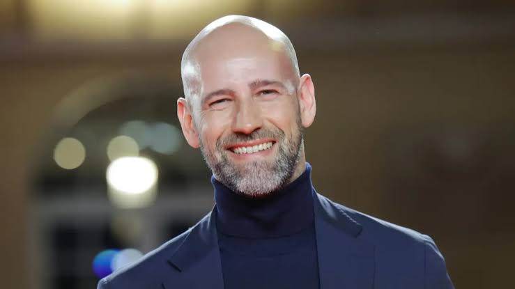 Gonzalo Miró: “Mi madre estaba empeñada en que estudiara Medicina. Se  conformó con que sacase nota suficiente para hacer Farmacia. Cuando ella  falleció, yo estaba en COU, en Ciencias Puras. A mitad