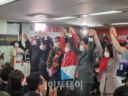 국민의힘은 지난 4일 박형준 동아대 교수를, 민주당은 6일 김영춘 전 해양수산부 장관을 부산시장 후보로 선출했다. Daeftgmwdx8mem