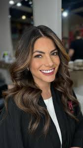 Marcela, como profesional en el medio del espectáculo, está siempre  expuesta a las herramientas de calor, lo que puede afectar su cabello. Pero  en Brillo Mío Salón, logramos transformar su melena ...